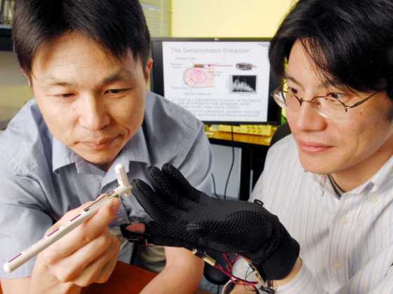 georgia-tech-wearable-stochastic-resonance-glove-2 georgia-tech-wearable-stochastic-resonance-glove-2