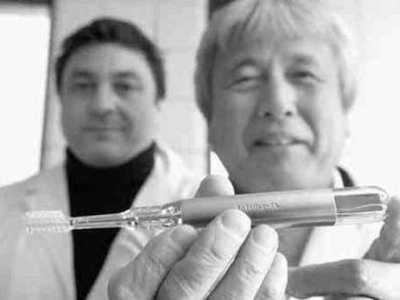 dr-kunio-komiyama-and-dr-gerry-uswak-solar-powered-toothbrush