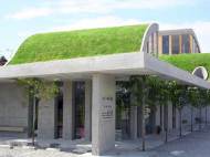 Hasui Animal Hospital uses Kawada Group's Midori Chan - system that eases the maintenance of green roof foliage